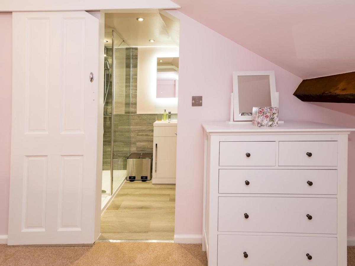Pass The Keys 3 Storey Townhouse Shrewsbury Bagian luar foto